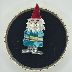 Erstwilder gnome brooch